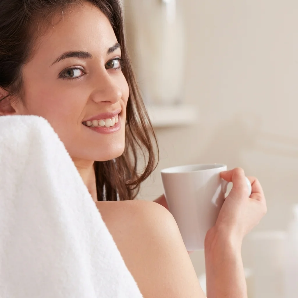 Glatte Morgenhaut: entspannt auf Seidenkissen